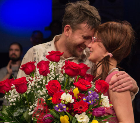 A cerut-o de nevasta, pe scena, in toiul piesei de teatru