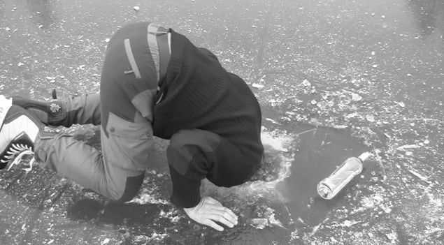 Asta e cel mai dement patinator pe care l-ai vazut! Sigur o sa razi cu lacrimi! (VIDEO)