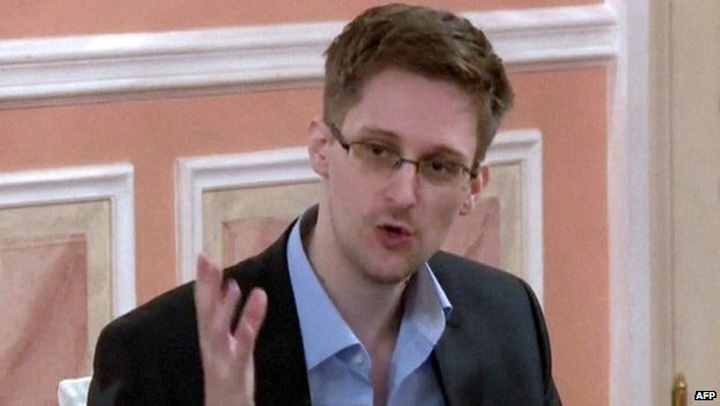 S-au prins! Edward Snowden, racolat de rusi de multi ani
