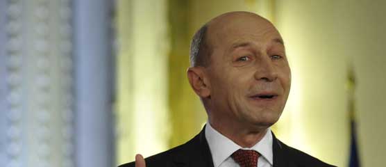 Traian Basescu ii cere „imperativ” premierului Ponta sa inceteze „atacurile la adresa justitiei” si sa respecte pactul de coabitare