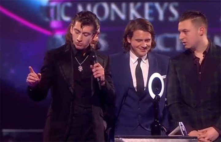 Solistul de la „Arctic Monkeys” a venit cu discursul de imbecil pregatit