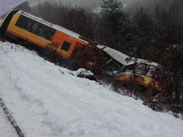 Doi morti si noua raniti dupa ce un tren a deraiat