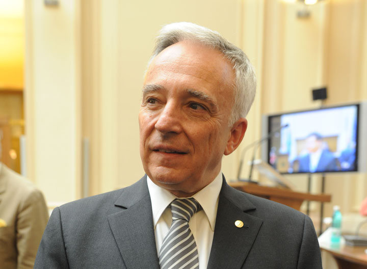 Leul se depreciaza din cauza tensiunilor politice