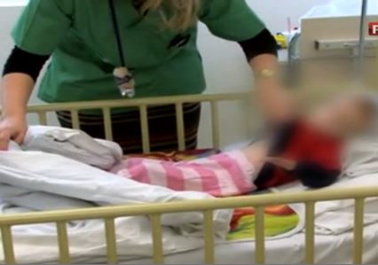 O fetita de cinci ani arata ca un bebelus de trei luni