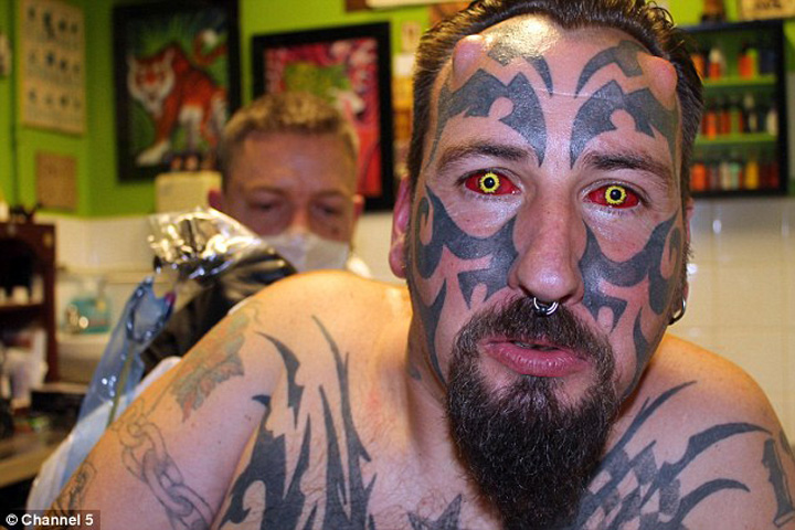 A cheltuit 12.000 de euro ca sa semene cu Lucifer