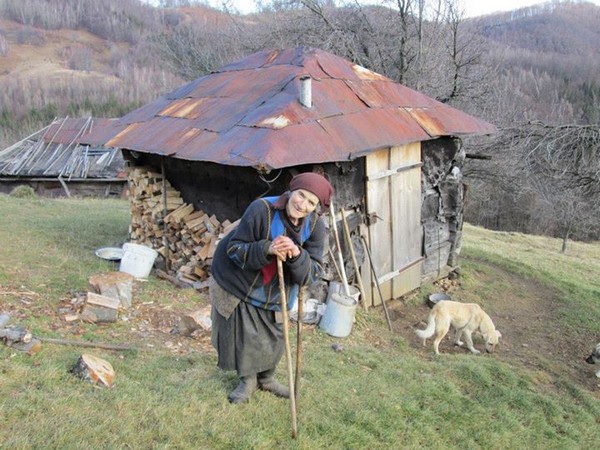 Drama care-ti va frange sufletul. Uite cum traieste o batrana in Romania!
