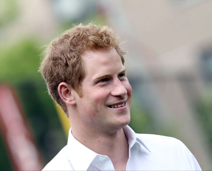 Cum a incercat printul Harry sa agate doua tinere la carciuma: “Nu vreti sa dam share la carnatul meu?”