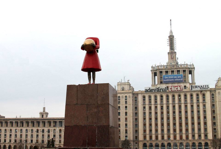 Scufita Rosia Montana, ultima sculptura trasnita de la Piata Presei Libere