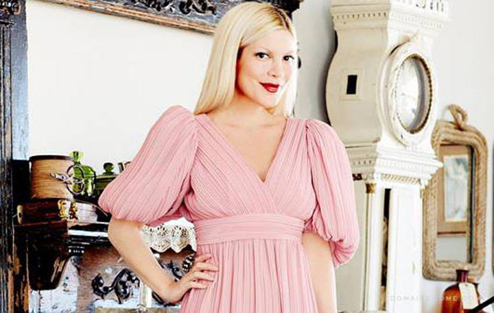 Tori Spelling a stat de vorba cu fantoma actritei Farrah Fawcett!