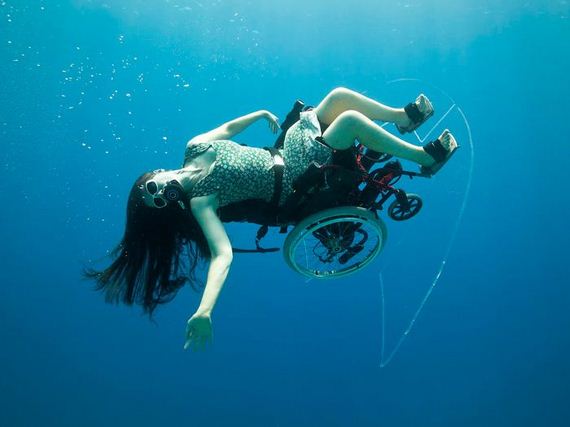 Imagini spectaculoase! O britanica practica scuba diving… in scaunul cu rotile!