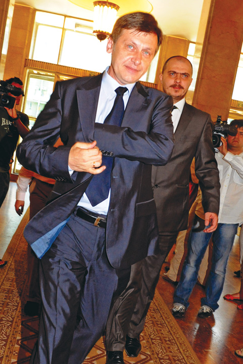 Antonescu il trimite pe Ponta sa se joace la scara lui