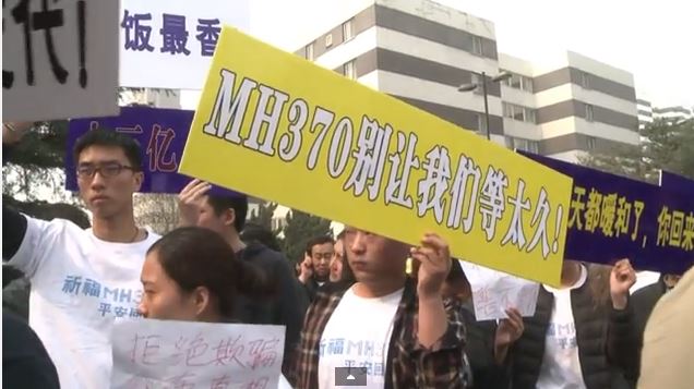 Avionul malaezian prabusit in Oceanul Indian: Proteste in fata Ambasadei Malaeziei de la Beijing