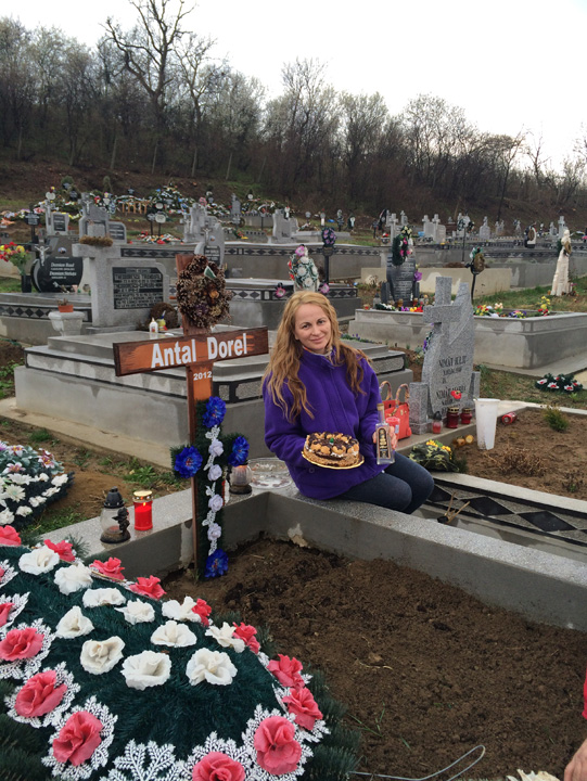 Delia Antal, cu tort si palinca in cimitir