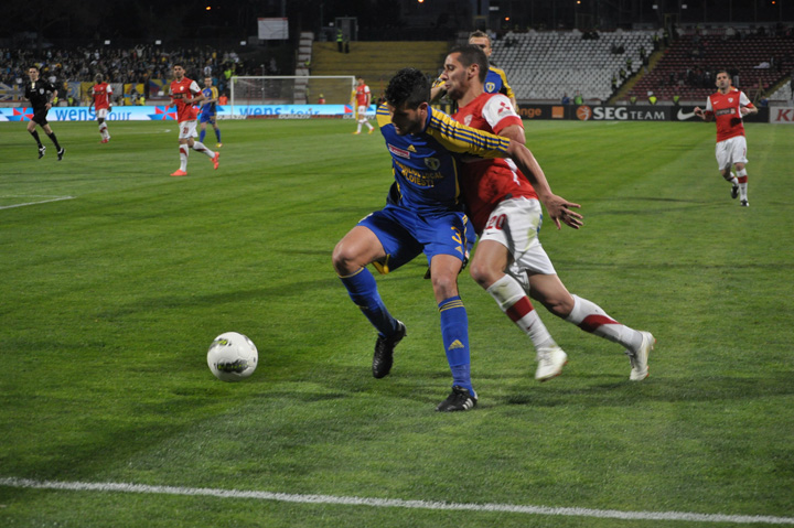 Fotbal cu… mana!