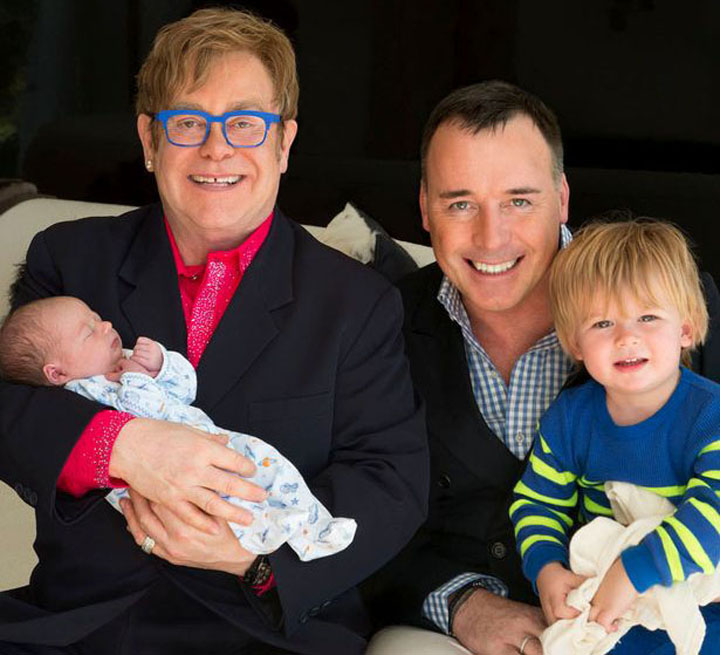 Elton John se insoara cu iubitul!