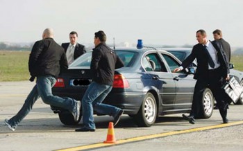 Un grup de ofiteri ai Serviciului de Protectie si Paza (SPP), participa la exercitiu de pregatire pentru asigurarea secutatii summit-ului NATO, pe o pista de pe Aeroportul Baneasa, in Bucuresti - Ziarul National
