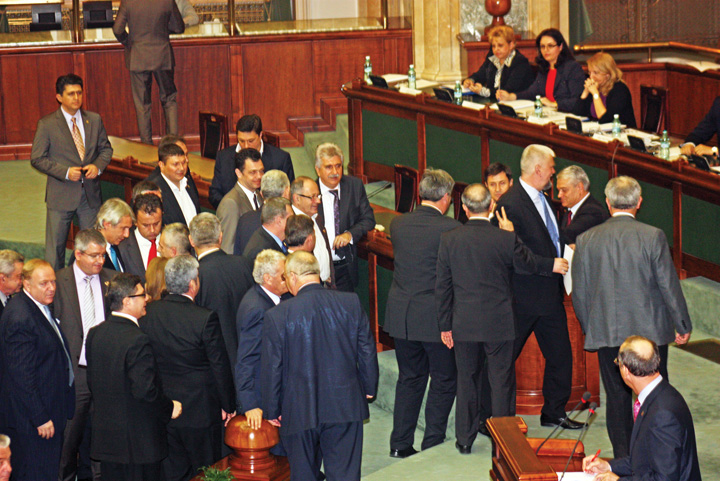 Senatorii se reunesc dupa-amiaza in sedinta solemna, cu ocazia Zilei Nationale
