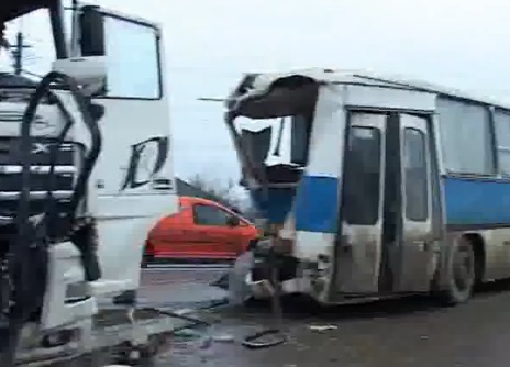 Accident grav in Bacau: Noua persoane ranite, dupa ce un TIR a intrat intr-un autobuz!