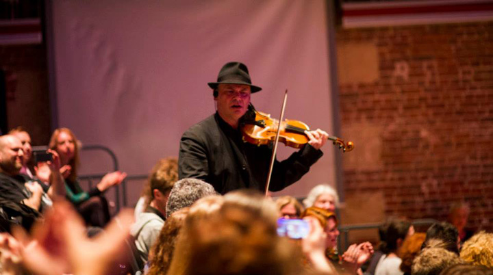 Violonistul Alexander Balanescu canta impreuna cu Maria Tanase