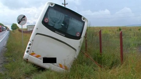 Soferi romani, atacati cu un cutit de un polonez, intr-un autocar. Atacatorul s-a sinucis!