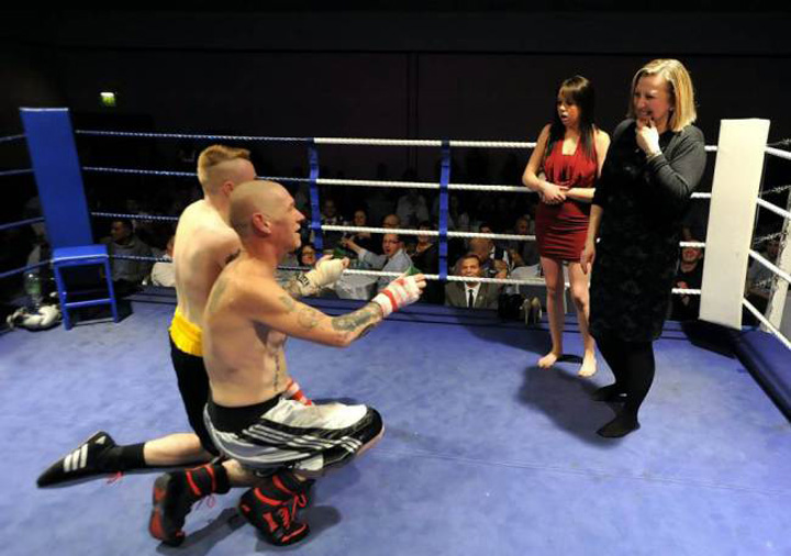 Ca sa aiba amintiri placute cand se vor certa, doi pugilisti si-au cerut iubitele chiar pe ring