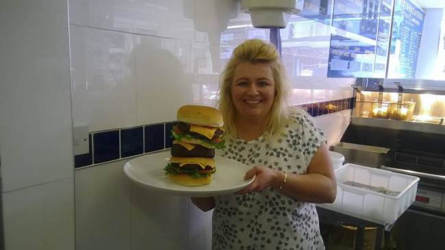 „Ulti-Meatum”, burger-ul pe care nimeni nu se incumeta sa-l manance!
