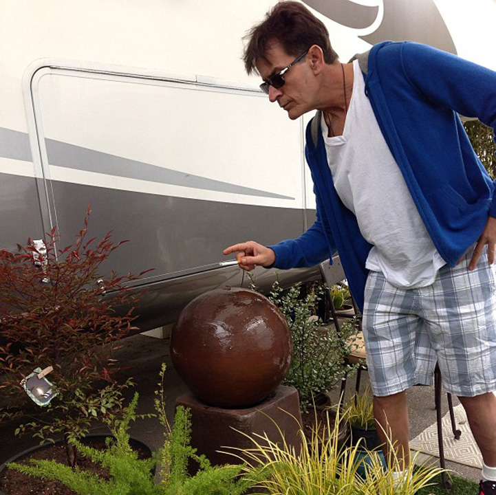 Charlie Sheen si-a dat foc la izmene