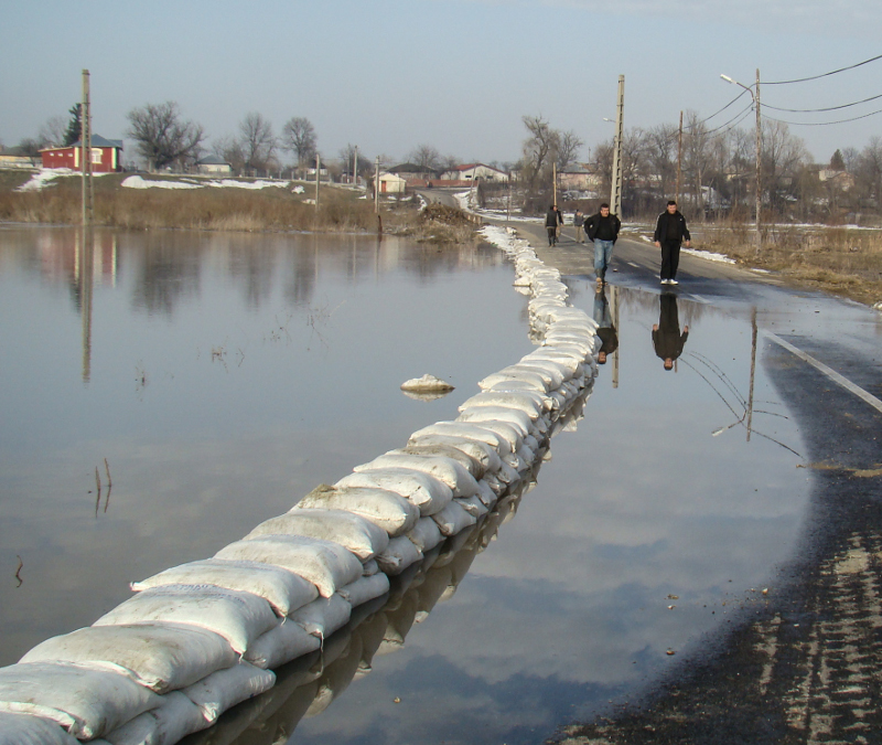 CODUL PORTOCALIU de inundatii, prelungit pana luni! Comandament la Guvern