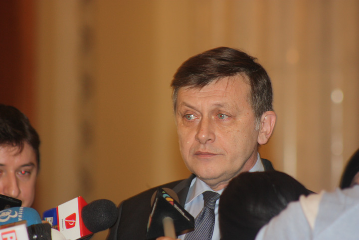 Crin Antonescu, liderul PNL, s-a operat la cot
