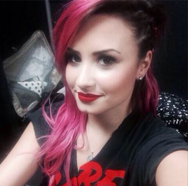 Demi Lovato a renuntat la albastru si s-a vopsit roz!