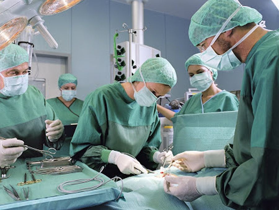 Ancheta la maternitate, dupa ce o tanara insarcinata, in stare grava, a fost operata de trei ori!