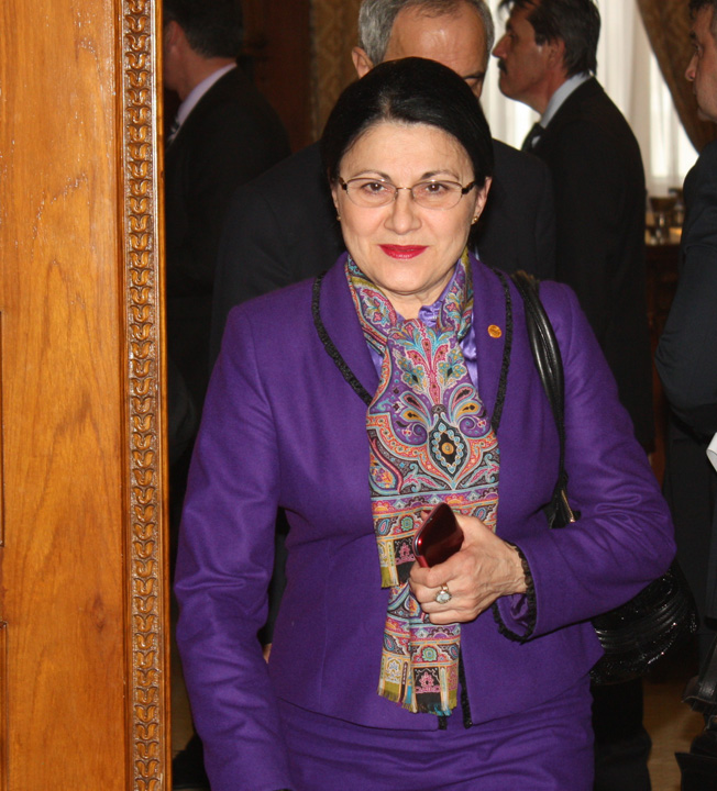 Ecaterina Andronescu, invingatoare in meciul cu ANI