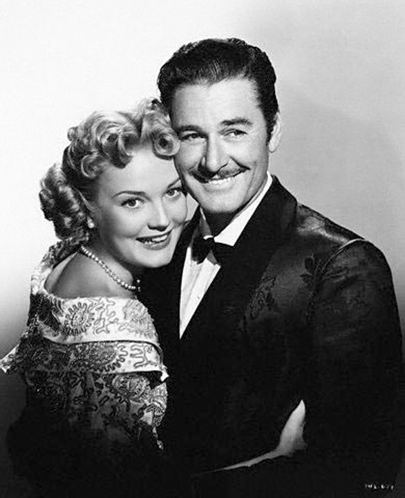 Errol Flynn and Patrice Wymore Embracing - Ziarul National