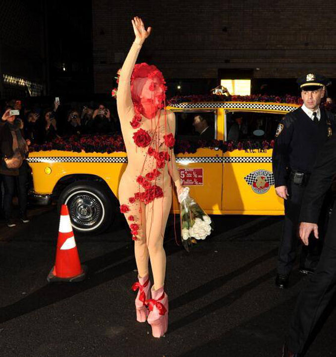 Lady GaGa s-a imbracat in trandafiri si „a mers in maini”