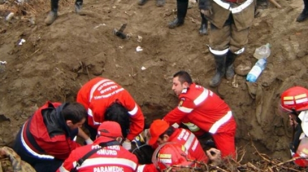 Grav accident de munca: Un barbat din Vaslui, in coma dupa ce a fost prins sub un mal de pamant!