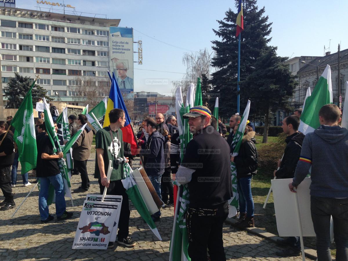 Doua marsuri si sute de oameni pe strazile din Cluj