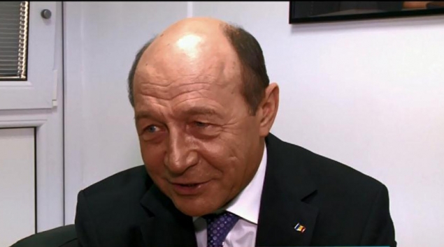 Traian Basescu, un bunic exemplu: “Eu nu schimb scutece, eu sunt cu leganatul si plimbatul”