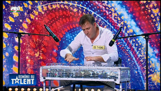 A facut spectacol cantand la pahare… “bine acordate” si a impresionat publicul la “Romanii au talent”!