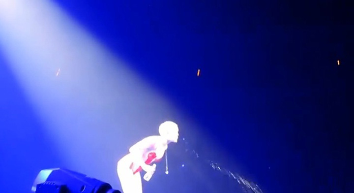 Miley Cyrus a scuipat pe fani