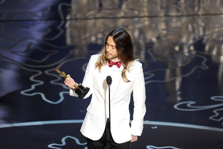 In spatele fiecarei femei de la Oscar 2014 a stat un barbat bine imbracat!