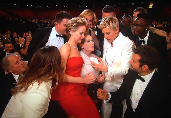 Ellen DeGeneres, prinsa cu mata in sac: a facut reclama la Samsung, dar are iPhone!