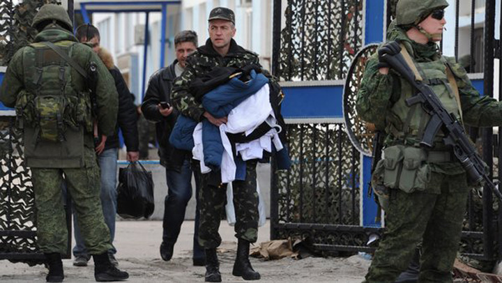 Ucraina isi retrage trupele din Crimeea