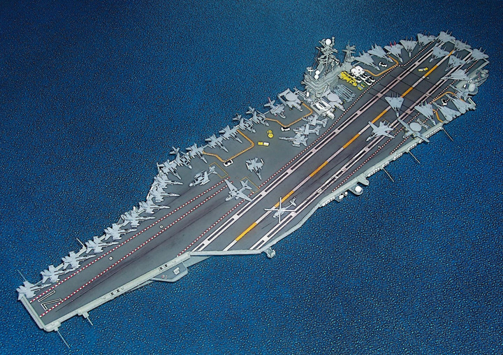 Iranul construieste un portavion american „de carton”