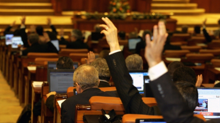 VACANTA RECORD pentru SENATORI: Liber o luna, pana la 26 mai