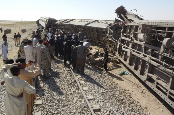 Pakistan: Cel putin 12 morti si 30 de raniti, dupa ce o bomba a explodat intr-un tren de pasageri!