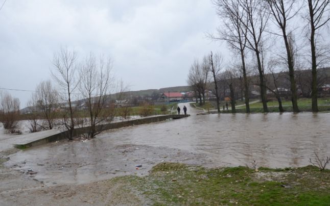 Ponta: Oamenii nu pot fi convinsi sa se mute din zonele inundabile, iar statul nu are terenuri!