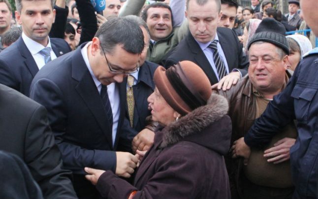 Victor Ponta, baie de multime in Dambovita, in prima zi din campania electorala!