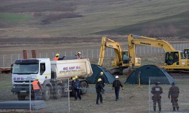 Nou protest la Pungesti: Autocarul ziaristilor, atacat cu oua si pietre!