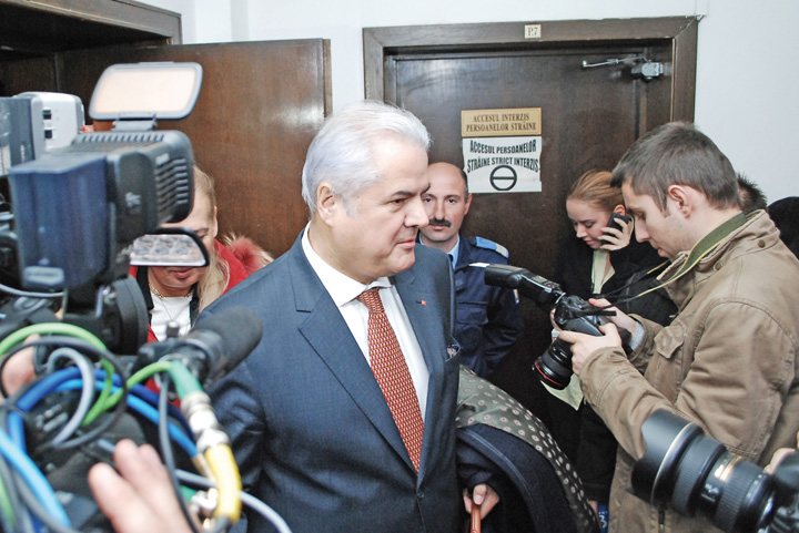 Nastase isi reneaga cetatenia