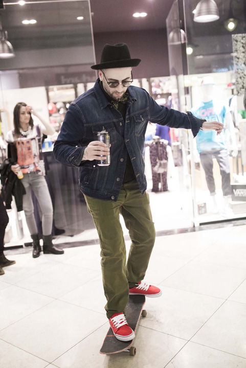 CRBL, la plimbare cu skateboardul prin mall